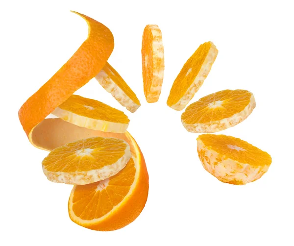 Peeling d'une orange isolée sur fond blanc — Photo