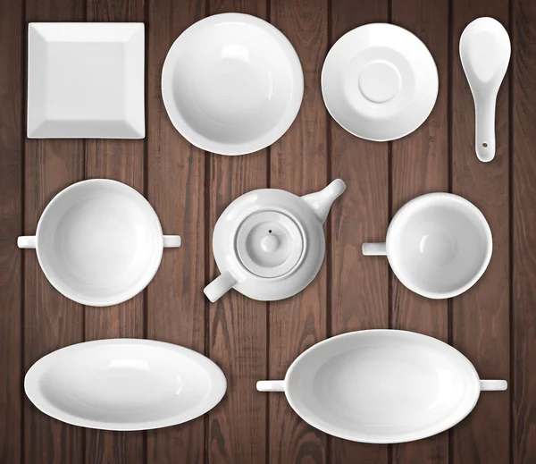 Bílé nádobí na dřevěné pozadí — Stock fotografie