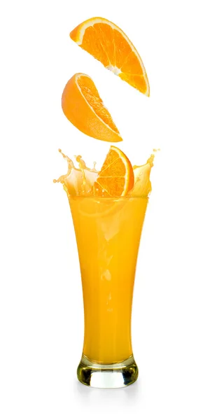 Fetta di arancia e arancia cadente. Isolato su sfondo bianco . — Foto Stock