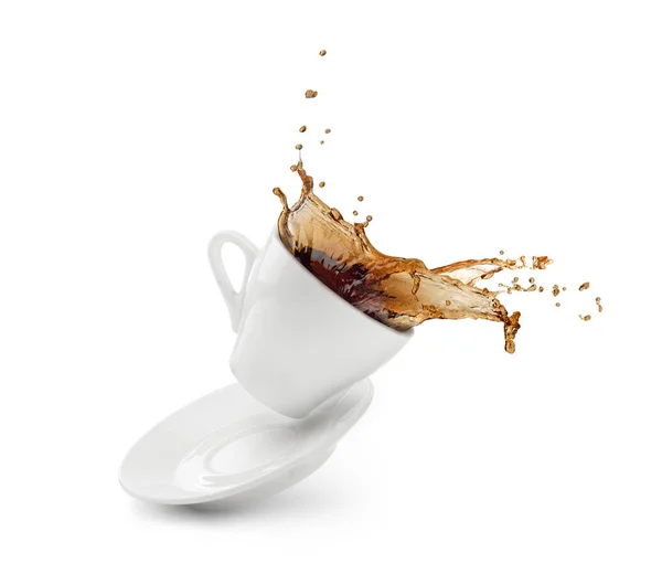 Caffè spruzzato da una tazza con piatto isolato — Foto Stock