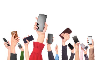Daha fazla el cep telefonları beyaz arka plan üzerinde tutan 