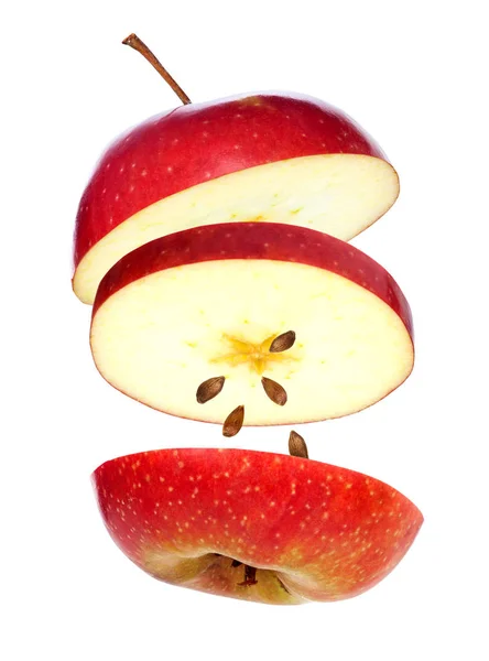 Pomme rouge tombante isolée sur fond blanc . — Photo
