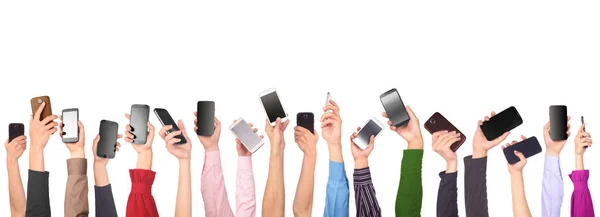 Muitas mãos segurando telefones celulares isolados no fundo branco — Fotografia de Stock