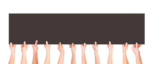 Viele Hände, die ein leeres dunkles Plakat für Werbung auf einem Iso halten — Stockfoto