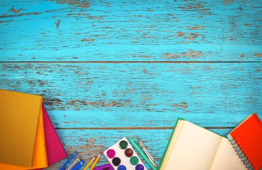 kitap ve Kırtasiye ahşap bir arka plan üzerinde vardır