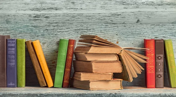 Gamla böcker på bakgrunden av en trä bakgrund — Stockfoto