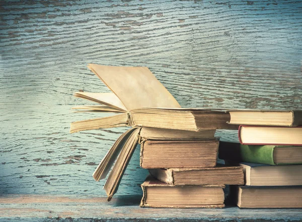 Vecchi libri su un vecchio sfondo di legno — Foto Stock
