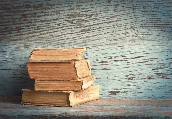 Stare książki na drewnianym tle — Zdjęcie stockowe