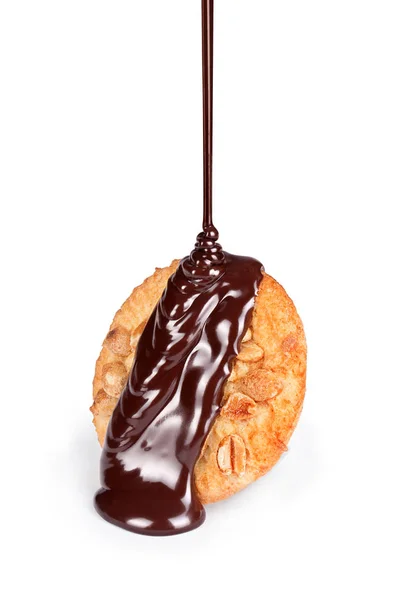 Em biscoitos derramando fluxo de chocolate em um fundo branco — Fotografia de Stock