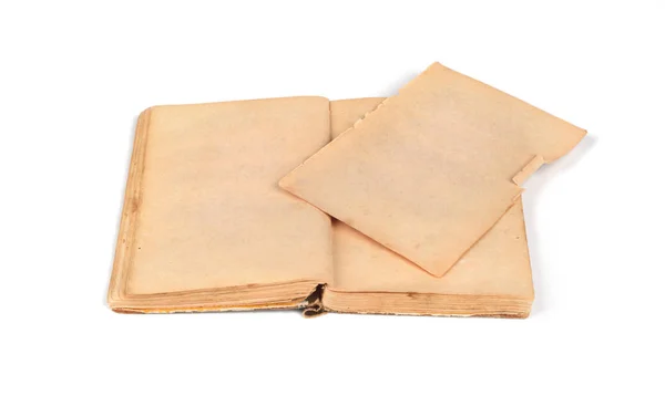 Стара порожня відкрита книга з рваною сторінкою на білому тлі — стокове фото