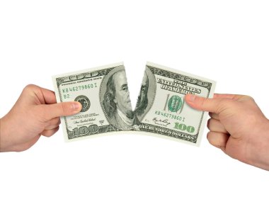 Beyaz bir arka plan üzerinde yırtık Doları. İki yırtılma dolarlık banknot eller
