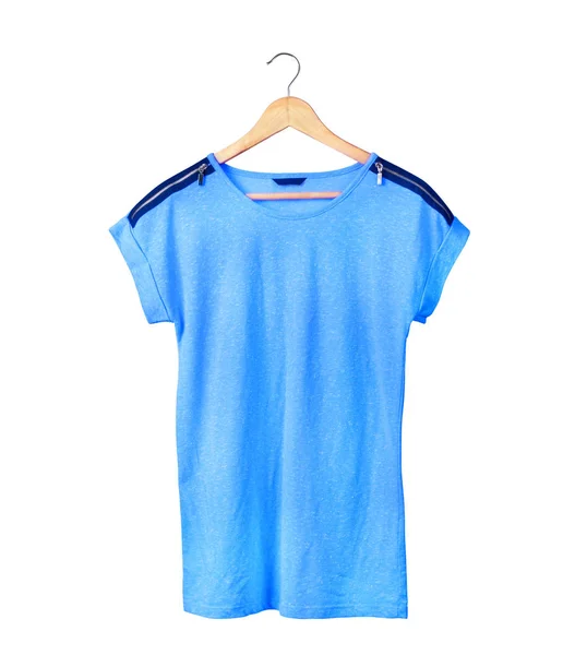 T-shirt blanc bleu sur cintre en bois isolé sur un dos blanc — Photo