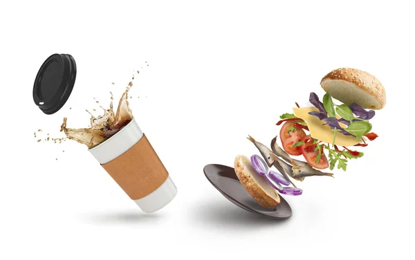 Salpicadura de café en la taza de café de papel y hamburguesa en el plato. Dood rápido —  Fotos de Stock