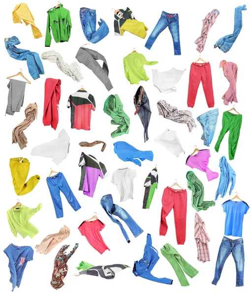 Gekleurde kleding in vallende geïsoleerd op witte achtergrond — Stockfoto