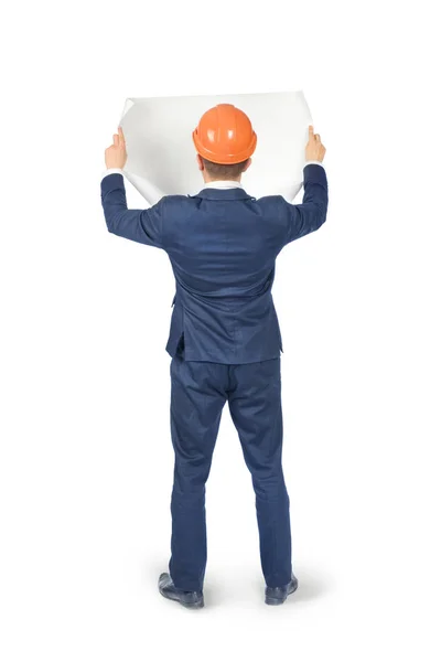 Человек в костюме и шлеме с чертежами, изолированными на белом бэкгро — стоковое фото