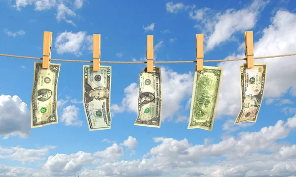 Concepto de lavado de dinero. Diferentes denominaciones de dinero — Foto de Stock