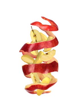 beyaz zemin üzerine soyulmuş elma