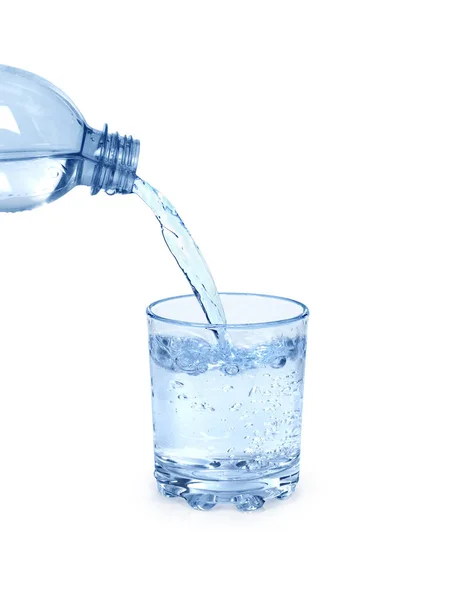 Verter agua sobre un vaso sobre fondo blanco — Foto de Stock