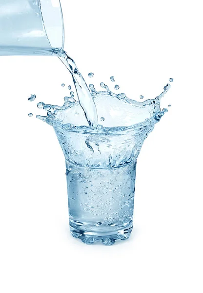 Salpicadura de agua en un vaso sobre un fondo blanco — Foto de Stock