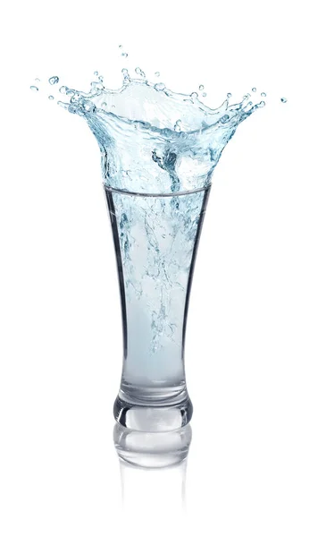 Salpicadura de agua en un vaso sobre un fondo blanco — Foto de Stock