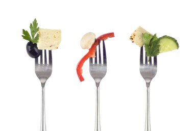 Beyaz bir arka plan üzerinde bir çatalı salataya