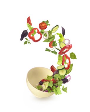 Beyaz bir arka plan üzerine bir tabak salataya