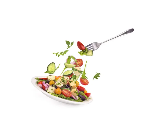 Ensalada en un plato sobre un fondo blanco — Foto de Stock