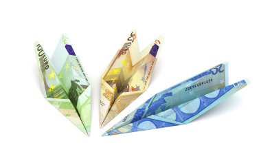 Beyaz bir arka plan üzerinde € dan kağıt uçak. 3D illustra