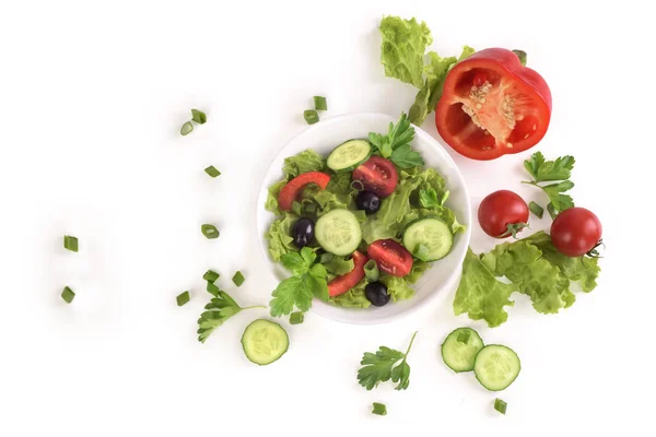 Ensalada de verduras en un plato sobre un fondo blanco — Foto de Stock