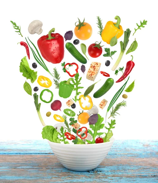 Conjunto de verduras frescas aisladas sobre fondo blanco con plato —  Fotos de Stock