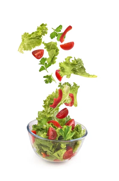 Ensalada en un plato de vidrio sobre un fondo blanco — Foto de Stock