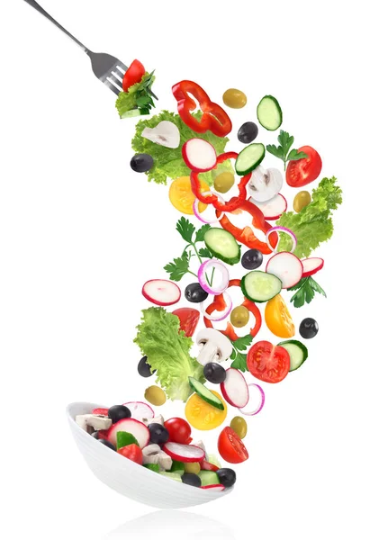 Ensalada voladora en plato con tenedor aislado en blanco — Foto de Stock