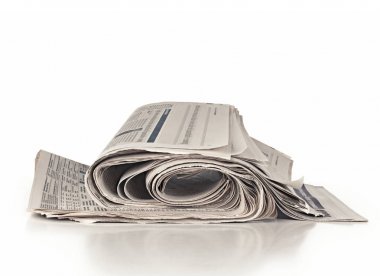 Gazeteler üzerinde izole beyaz arka plan kadar haddelenmiş
