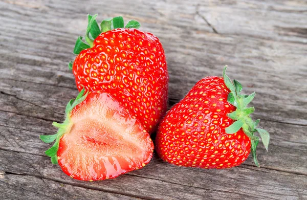 成熟多汁的草莓木制背景 — 图库照片