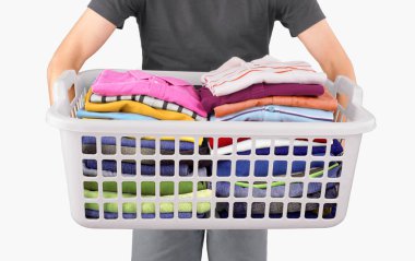 Bir adam bir çamaşır sepeti tutuyor