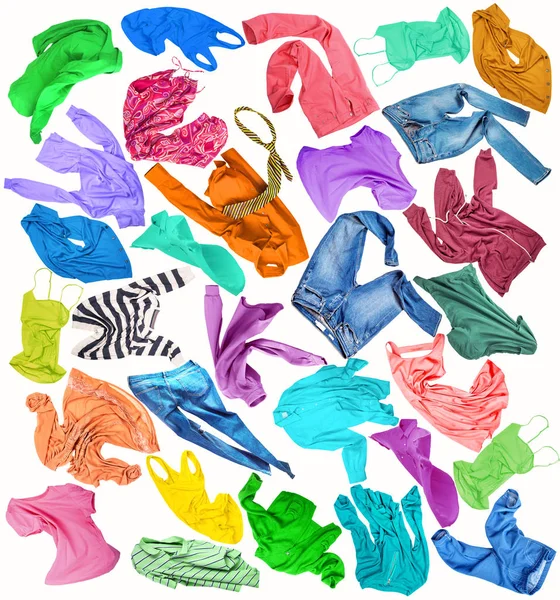 Conjunto de roupas. Roupas coloridas diferentes coloridas em uma ba branca — Fotografia de Stock