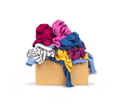 Beyaz arka plan üzerinde elbise ile kutu.