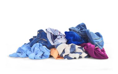 Giysi yığın. Beyaz bir arka plan üzerinde sket büyük bir yığın var.