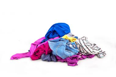 Giysi yığın. Beyaz bir arka plan üzerinde sket büyük bir yığın var.