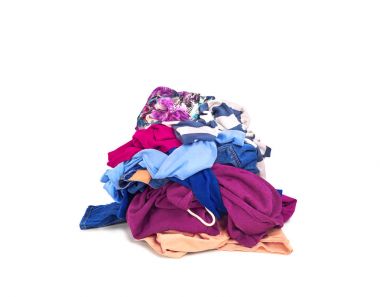 Giysi yığın. Beyaz bir arka plan üzerinde sket büyük bir yığın var.