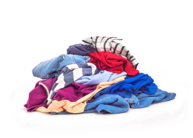 Giysi yığın. Beyaz bir arka plan üzerinde sket büyük bir yığın var.