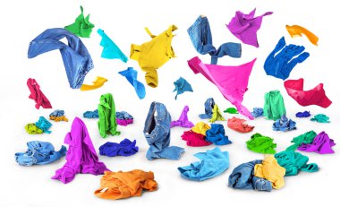 Parlak kıyafetleri yere beyaz bir arka plan üzerine düşmek.