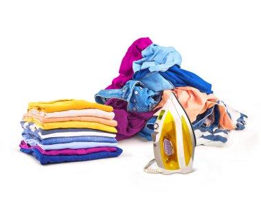 Bolca gömlek. Bir yığın katlanmış parlak gömlekler beyaz arka plan.