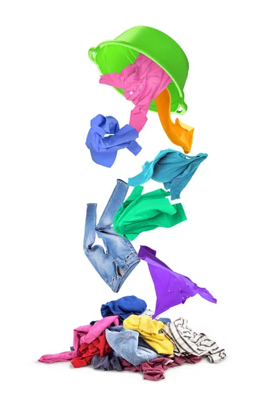Cuenca de plástico de la que la ropa de colores caen en una pila en un wh — Foto de Stock