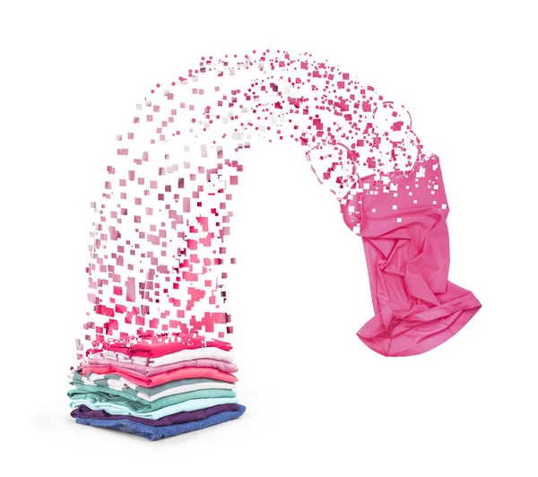 Uma pilha colorida de roupas que estão caindo aos pedaços em — Fotografia de Stock