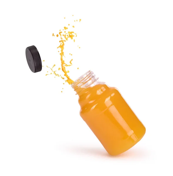 Orangensaft spritzt in Flasche isoliert — Stockfoto