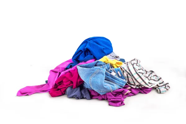 Kleding heap. Op een witte achtergrond is er een grote stapel van sket — Stockfoto