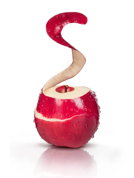 Мокрое яблоко с полуочищенной кожурой на белом фоне . — стоковое фото
