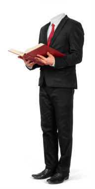 İçi boş bir takım açık bir kitap bir whit üzerinde izole elinde tutan