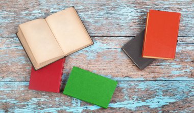 Ahşap arka plan üzerine açık eski kitap